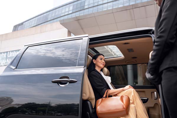 mujer-negocios-taxi-taxi